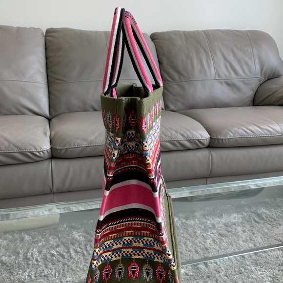 Dior Book Tote
Embroidered Canvas Pink Green - Picture 3 of 10